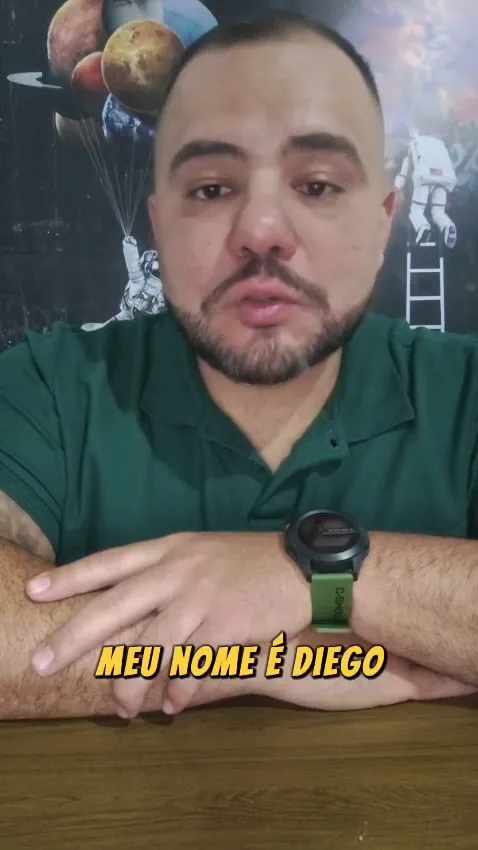 Diego Armando falando para a câmera, no começo do vídeo de apresentação
