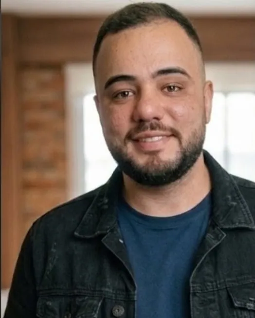 Diego Armando sorrindo, de jaqueta jeans escura e camiseta azul